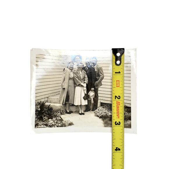 Vtg Family Posing in Front of House Original Monochrome Photography Found - Picture 3 of 4